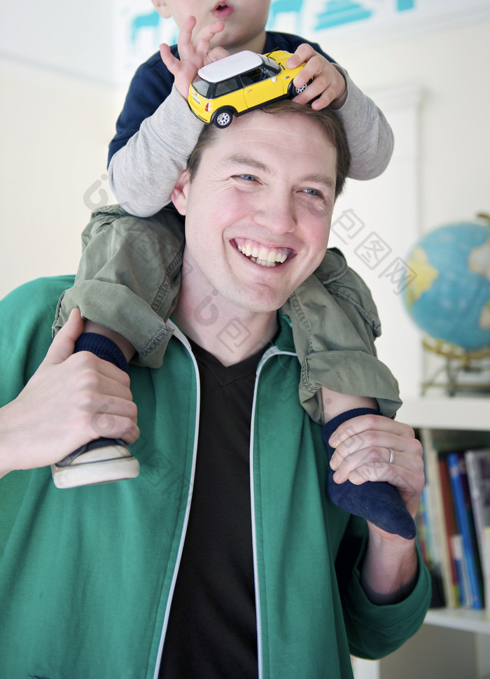 暗色调骑父亲脖子