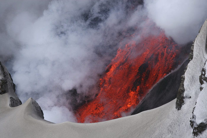 暗色调喷发的火山摄影图
