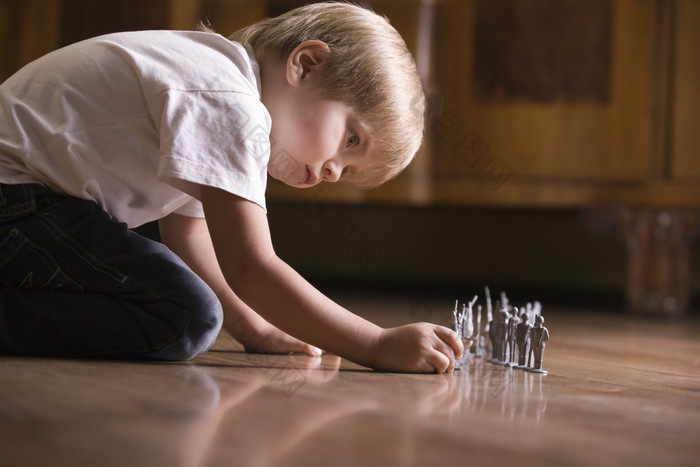 趴地板玩玩具的小孩