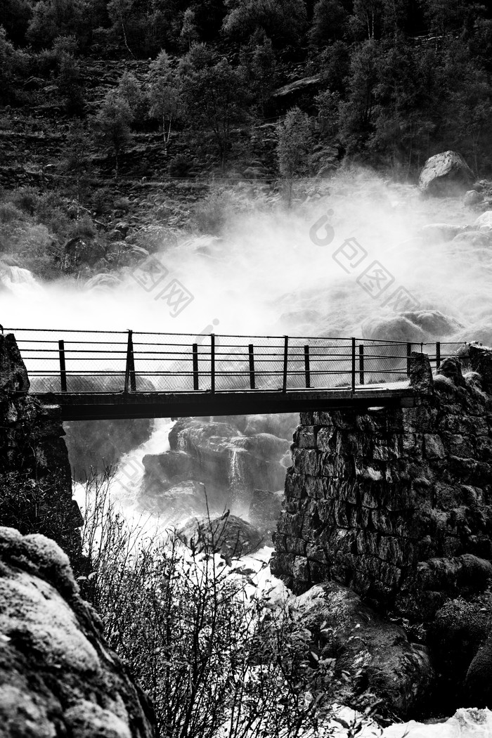 黑白风格山中的桥摄影图