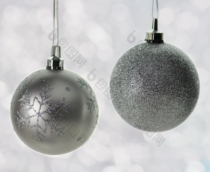 灰色调圣诞装饰球摄影图
