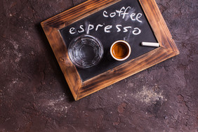 小黑板和一杯咖啡