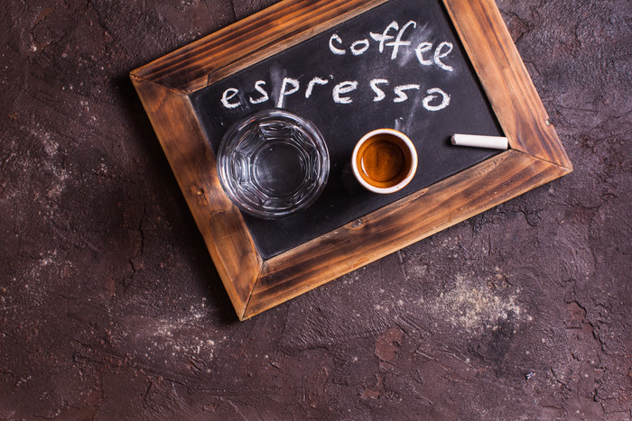 小黑板和一杯咖啡图片