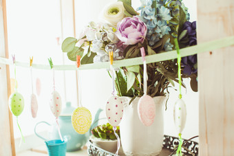 鲜花花瓶和挂饰摄影图