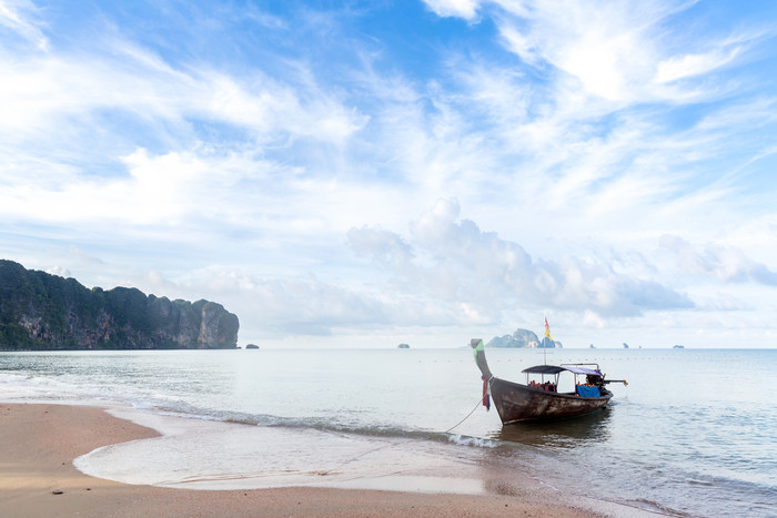 海滩上停靠的船只