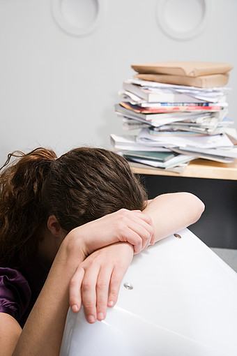 灰色调疲倦的女人摄影图图片下载