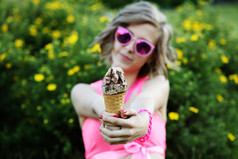 短发女孩手捧甜筒冰淇淋