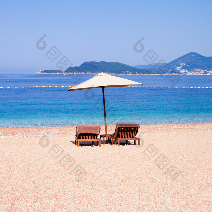 海滩上沙滩椅和遮阳伞