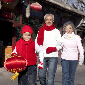 街道上拿<strong>灯笼的</strong>男孩和老人