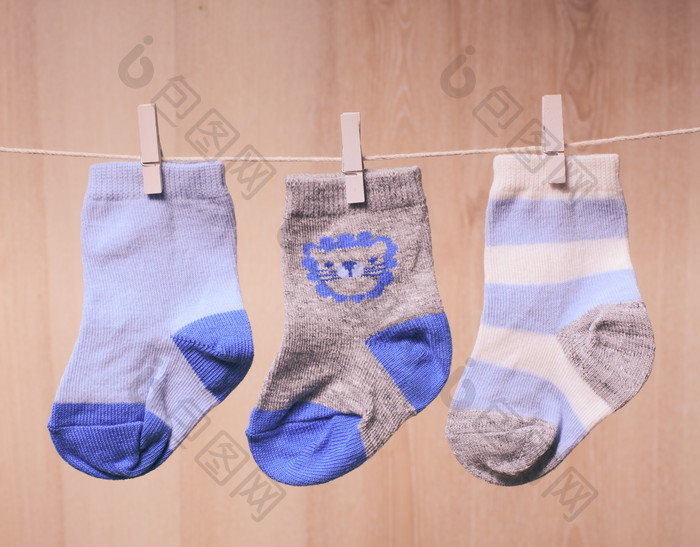 简约晾晒婴儿袜子摄影图