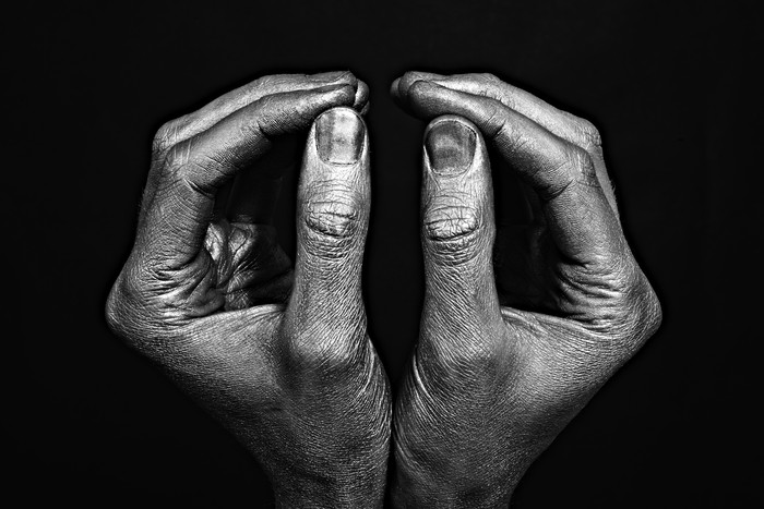 黑色调人的双手