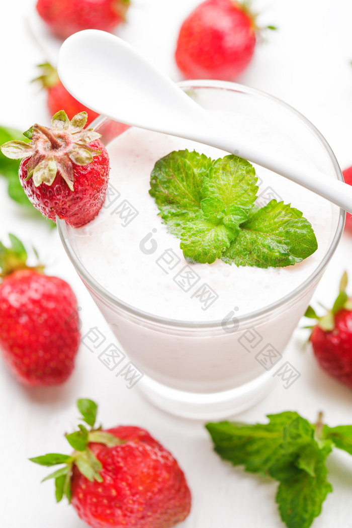 杯子里的草莓牛奶饮品