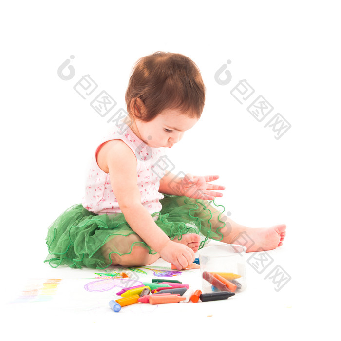 宝宝坐在地上拿蜡笔画画