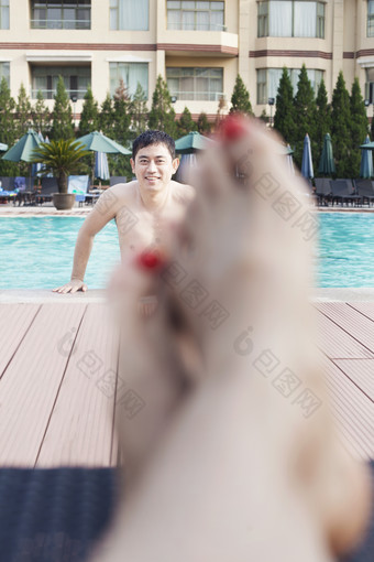 清新游泳的情侣摄影图