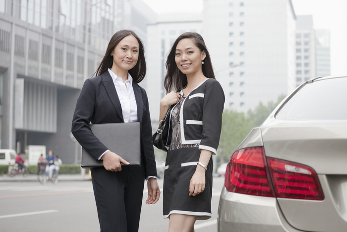 两个女人成熟的工作业务商业的文件汽车微笑