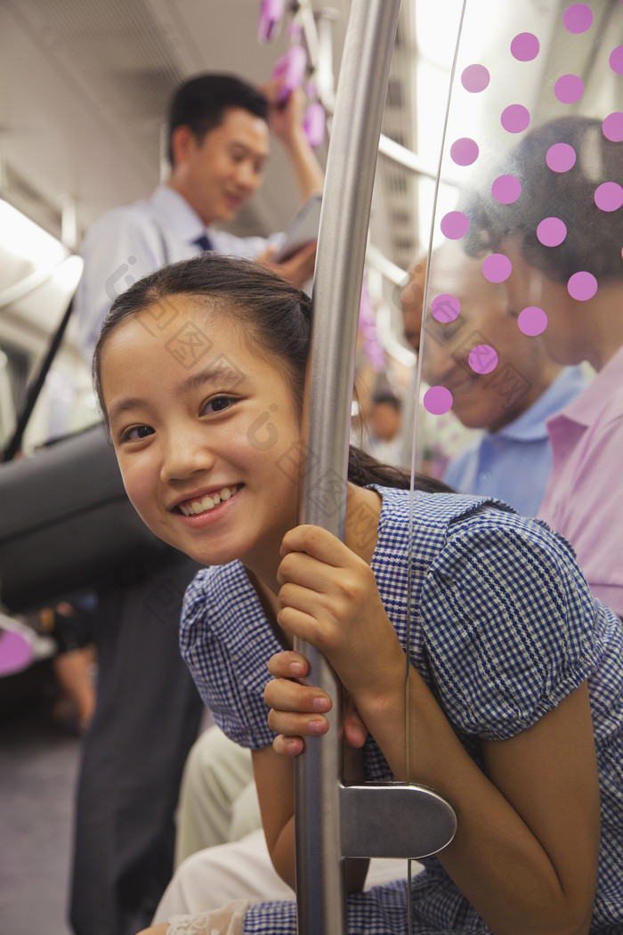 地铁小女孩儿童学生车厢微笑牙齿摄影图片