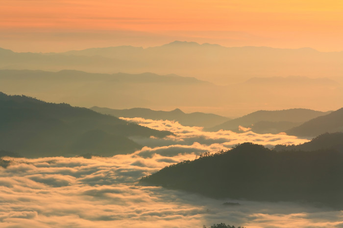 暖色调黄昏的山水美景摄影图