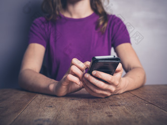 紫色调用手机的女人摄影图
