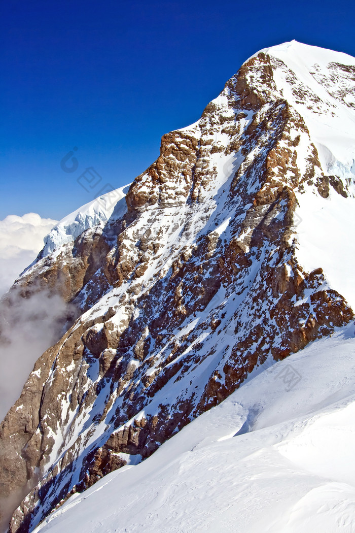 清新雪山美景摄影图