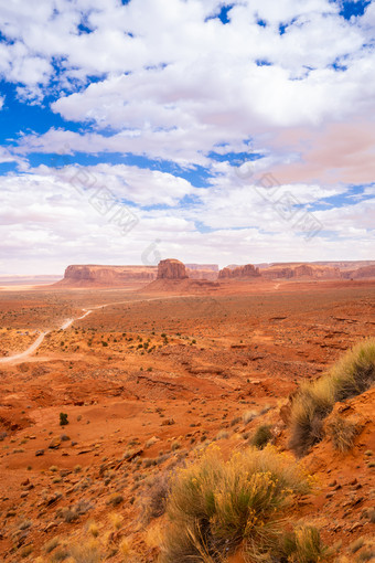 蓝天白云下的荒漠景色摄影图