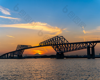 黄昏中的大桥摄影图