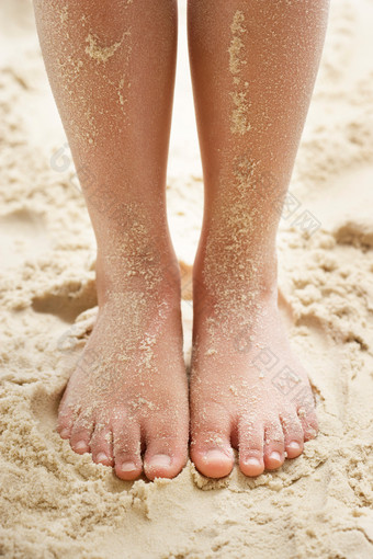 黄色沙滩上的脚趾摄影图