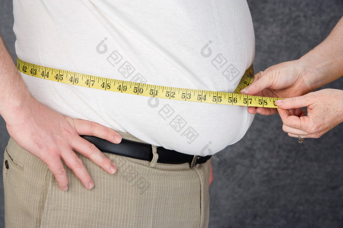 为男人测量大肚子尺寸