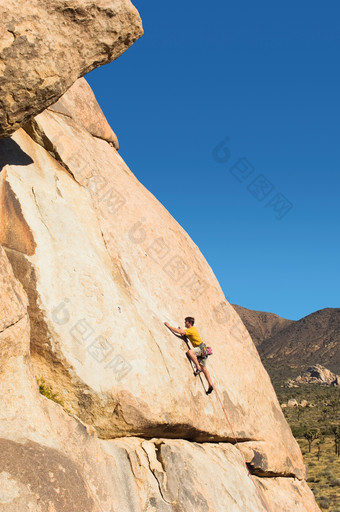 简约危险的登山摄影图