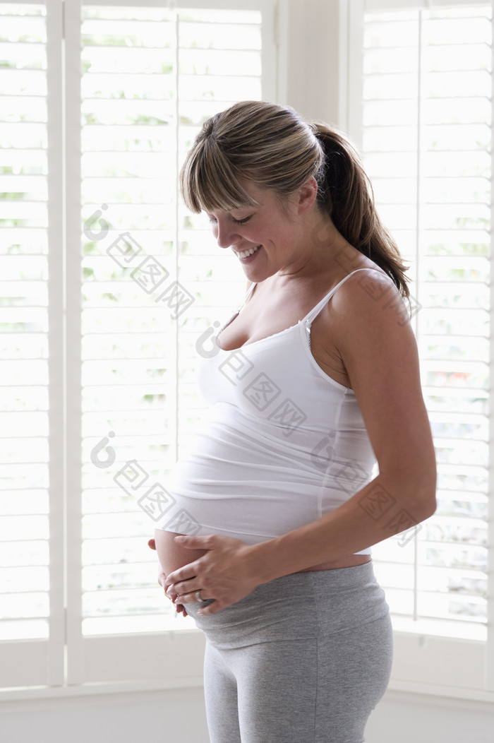 灰色调大肚子的孕妇摄影图
