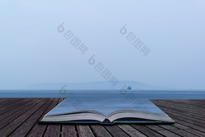 蓝色调书本上的大海摄影图