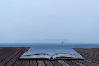 蓝色调书本上的大海摄影图