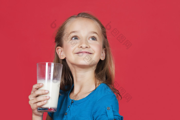 可爱的女孩端着牛奶