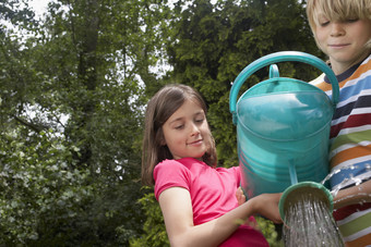水壶浇水的儿童摄影图