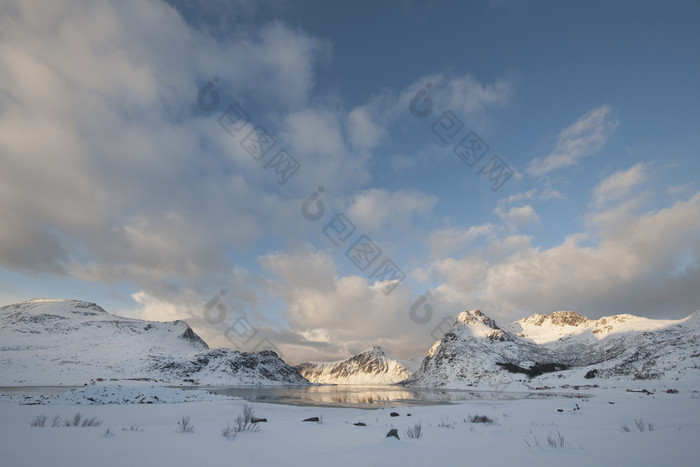 云层下的雪山池水