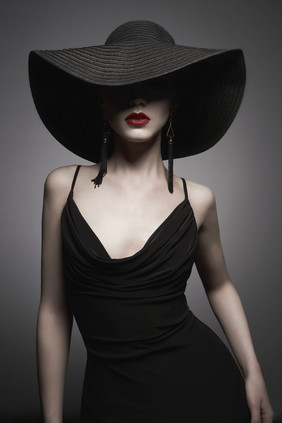 黑色连衣裙的模特