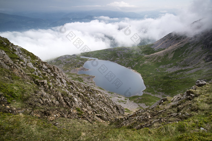 山脉间的湖泊摄影图