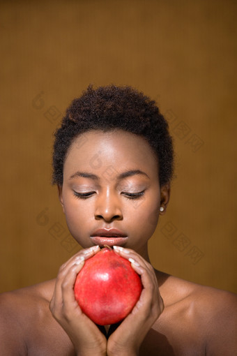暗色调拿苹果的黑人女孩摄影图