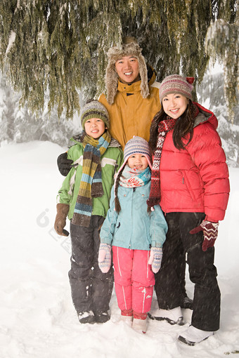 清新雪中的一家人摄影图