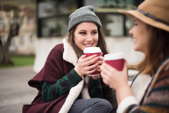 两个女孩喝咖啡聊天