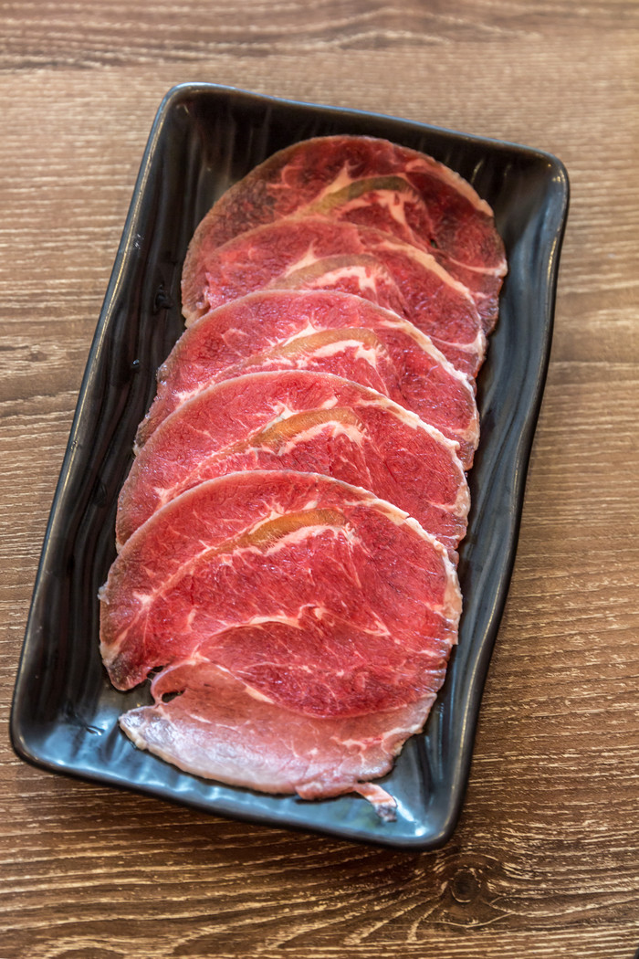 盘子里的圆形肉片图片