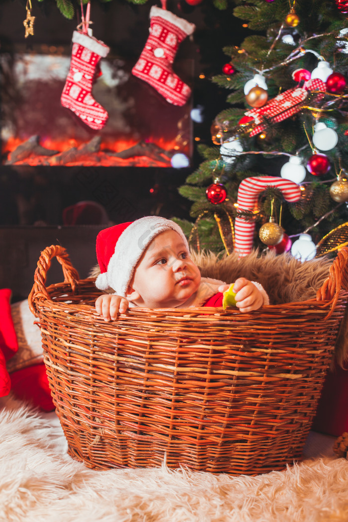 圣诞节篮子里的婴儿