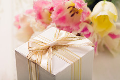 清新包装的礼盒和花摄影图