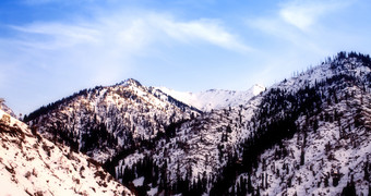 蓝天下的山峰摄影图