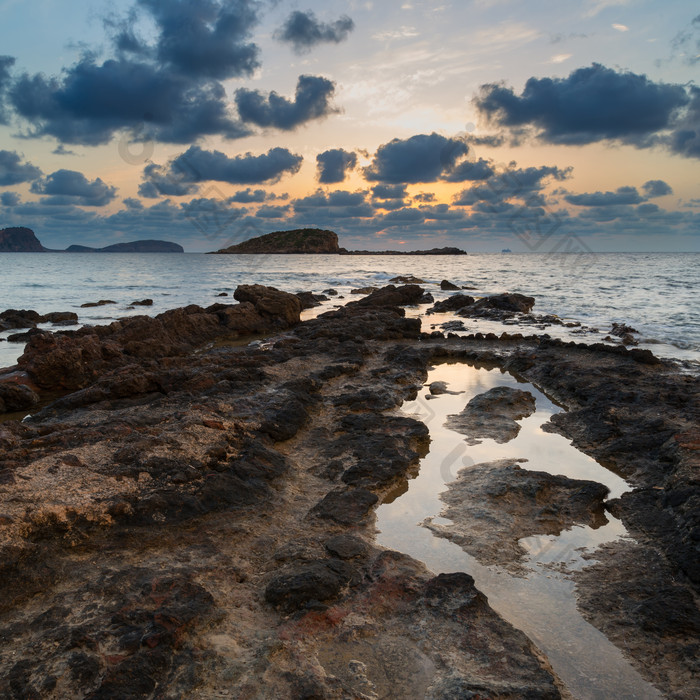 海边的黑色岩石石块