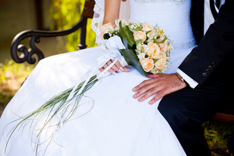 新娘拿着手捧花花束
