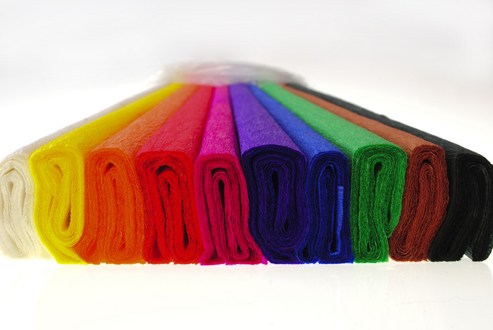 彩色彩虹纸张卷摄影图