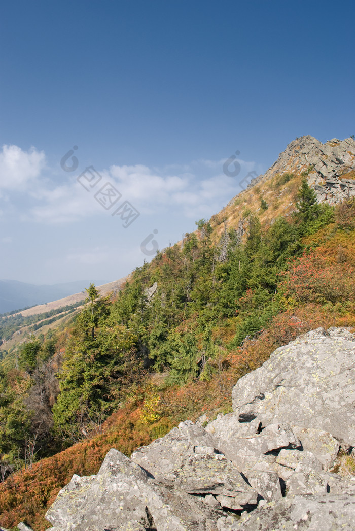 山坡上的石頭風景