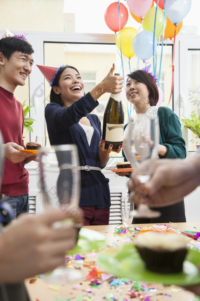 生日派对气球庆生生日帽女人开香槟微笑摄影