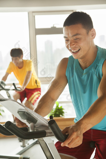 男人成熟的健壮的肌肉运动锻炼健身摄影图片