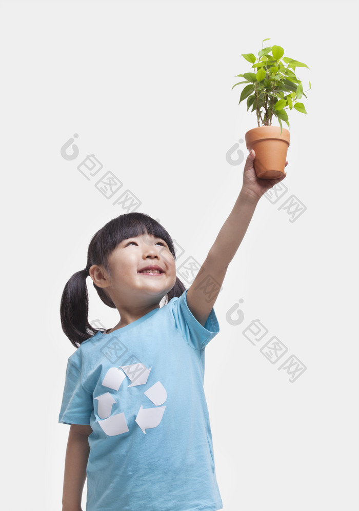 小孩女孩肖像拿着盆栽向上环保微笑